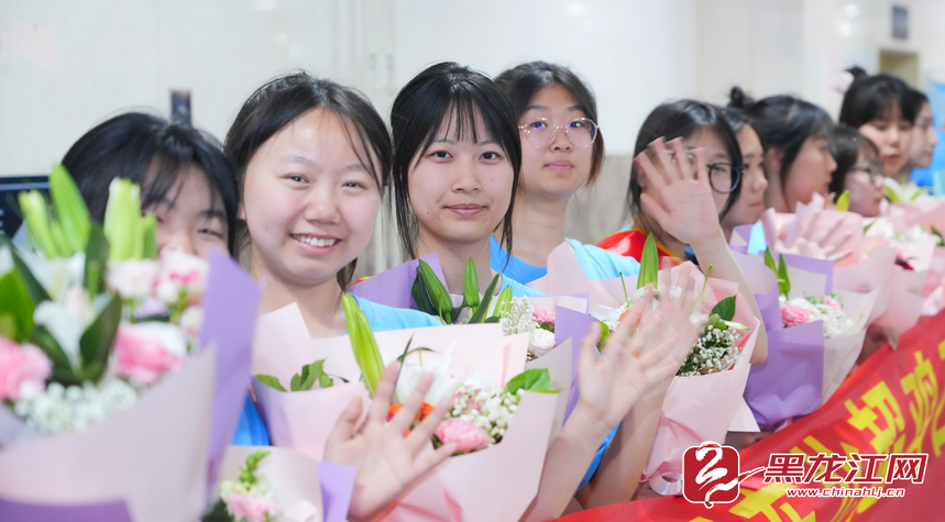 开云中心-斗志不灭 未来可期——百名球迷鸡西欢迎“远征队”